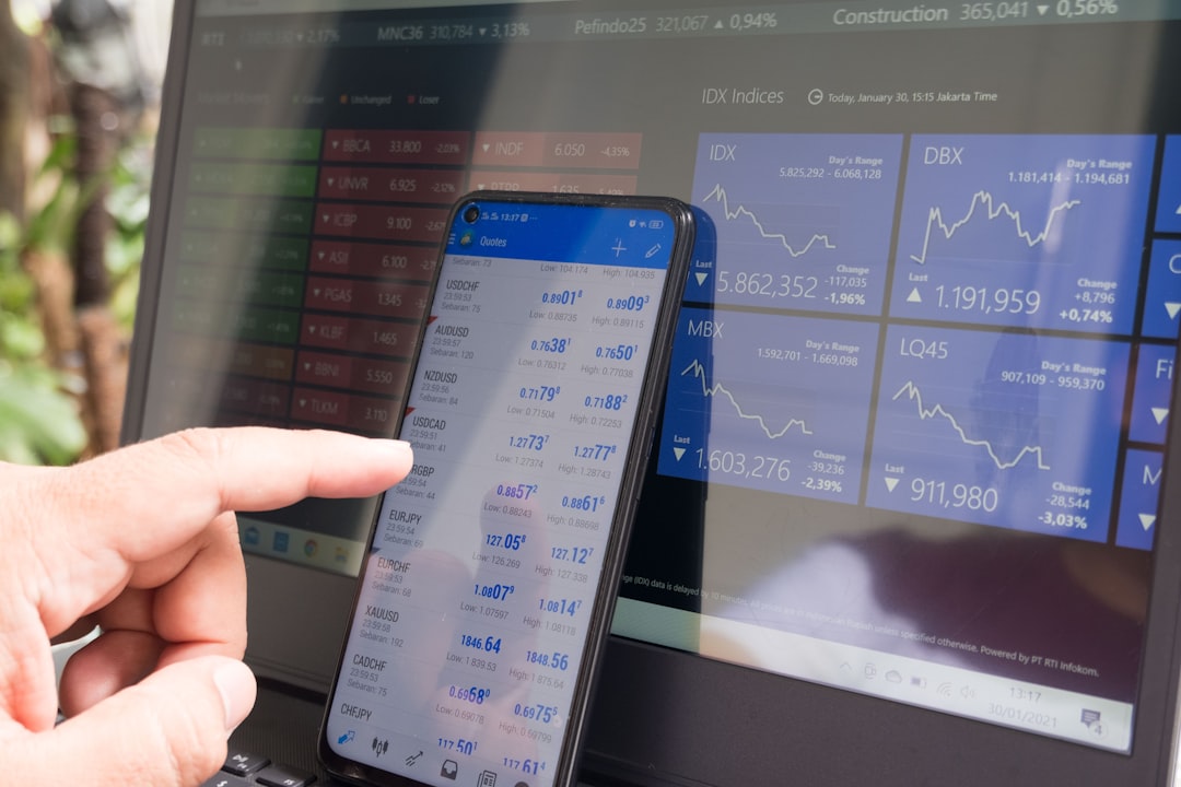 why-choose-us Forex trading using smartphones and laptops.